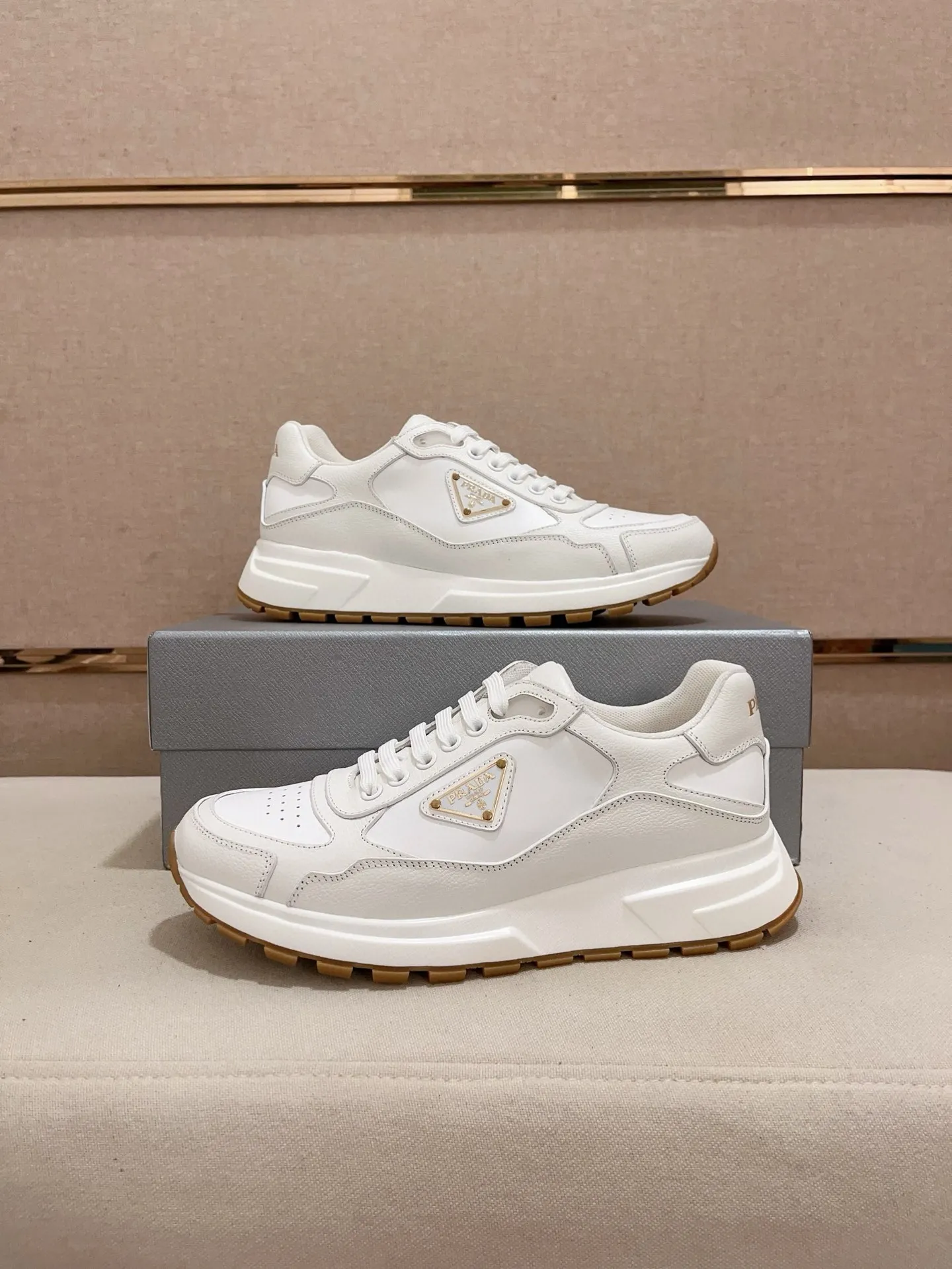 Men's shoes 💰 580💰 ✔️✔️✔️High-quality new PRADA counters are launched simultaneously. The new men's shoes and 😘 fabrics are made of selected first-layer cowhide with superb craftsmanship. Lining: Full cowhide lining. 👍🏿 High-end ☄️ air-cushion molded anti-slip rubber outsole, exquisite lines, simple and elegant, comfortable and high-end for leisure travel. Code number: 38 to 45 (can be customized to 46 to 47, non-refundable)
